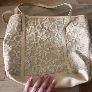 Flower embroidery tote bag